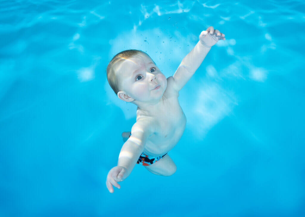 Ouder-kind zwemmen zwembad Splashes onderwater fotografie foto zwemmen